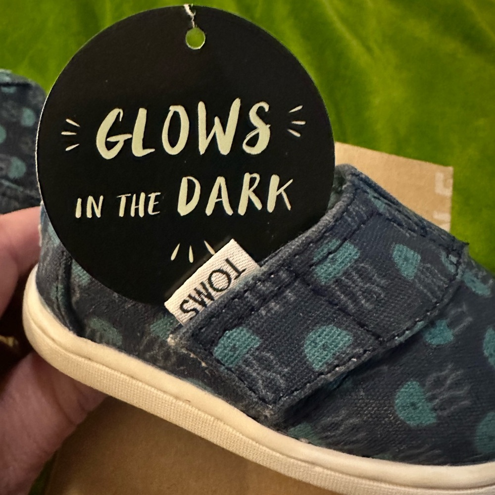 Toms tiny glow in the dark jellyfish size 4